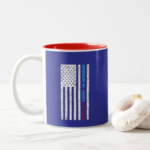 Amerikaner durch Wahl Est.2025 Zweifarbige Tasse