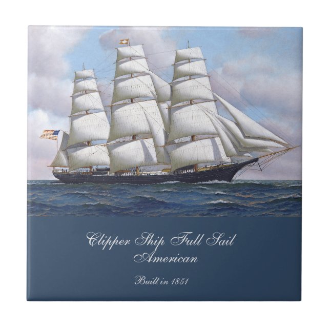 Amerikanische Clipper-Segel unter Wolken Fliese (Vorderseite)