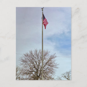Amerikanische Flagge auf einem Fahnenmast, hochfli Feiertagspostkarte