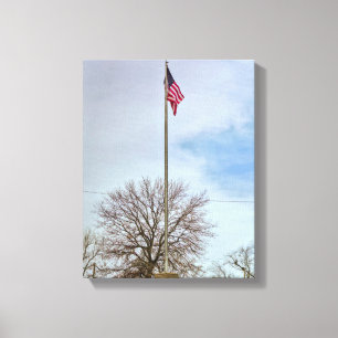 Amerikanische Flagge auf einem Fahnenmast hochflie Leinwanddruck