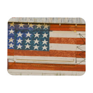 Amerikanische Flagge auf Feuerwerkstand nahe Magnet