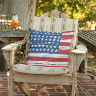 Amerikanische Flagge auf gewittertem Holzplanmuste Kissen