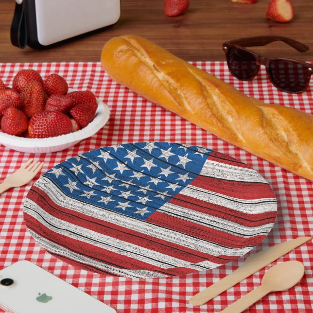 Amerikanische Flagge auf gewittertem Holzplanmuste Pappteller (Picknick)