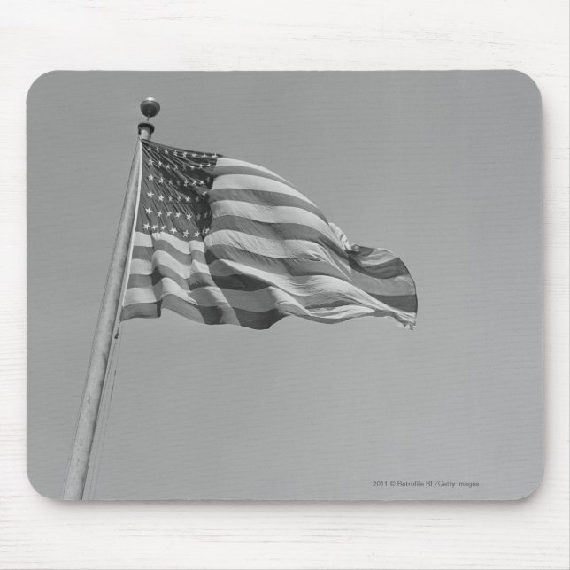 Amerikanische Flagge auf Mast Mousepad (Vorne)