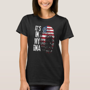 Amerikanische Flagge Es ist in My DNA Fingerprint  T-Shirt