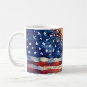 Amerikanische Flagge. Feuerwerk.  Kaffeetasse