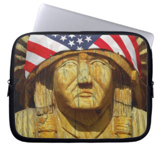 Amerikanische Flagge für die Carving of Native Ame Laptopschutzhülle