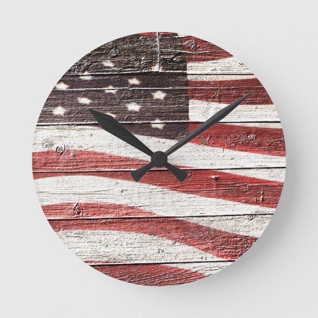 Amerikanische Flagge für rustikale Holztextur Runde Wanduhr (Vorderseite)