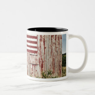 Amerikanische Flagge gemalt auf Scheune Zweifarbige Tasse