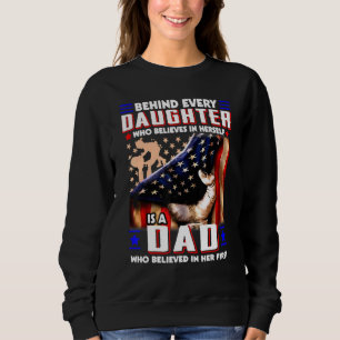 Amerikanische Flagge hinter jeder Tochter ist ein  Sweatshirt