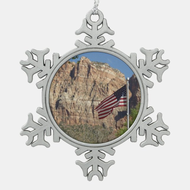 Amerikanische Flagge im Zion-Nationalpark I Schneeflocken Zinn-Ornament (Vorderseite)