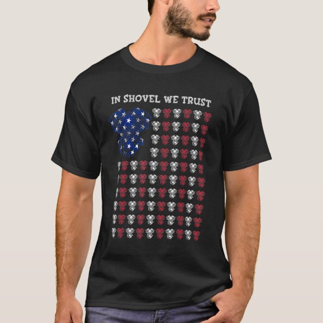 Amerikanische Flagge in Shovel wir Vertrauen Shove T-Shirt (Vorderseite)