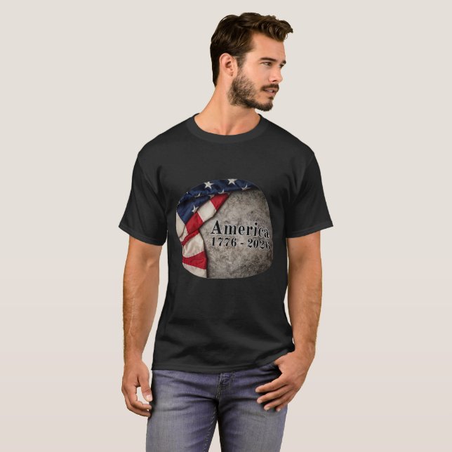 Amerikanische Flagge mit "1776 - 2026" auf grauem  T-Shirt (Vorne ganz)