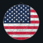Amerikanische Flagge mit 50 Sternen: US Flagge mit Dartscheibe<br><div class="desc">Die 50-Sterne-Flagge, ein mächtiges Symbol der amerikanischen Einheit, hat eine Ursprungsgeschichte, die so einzigartig ist wie die Nation, die sie repräsentiert. Im Jahr 1958 sah sich ein junger Schüler mit dem Namen Bob Heft, der in Lancaster, Ohio, lebte, einer Aufgabe der Geschichtsklasse gegenüber: Eine neue Flagge für die Staaten zu...</div>
