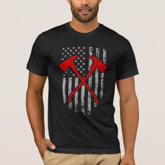 Amerikanische Flagge mit Brandbekämpfungsachsen T-Shirt