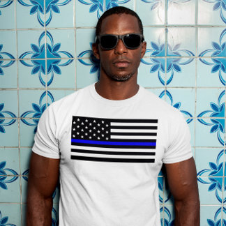 Amerikanische Flagge mit dünner blauer Linie unter T-Shirt