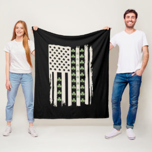 Amerikanische Flagge mit Kleeblättern für St Patri Fleecedecke