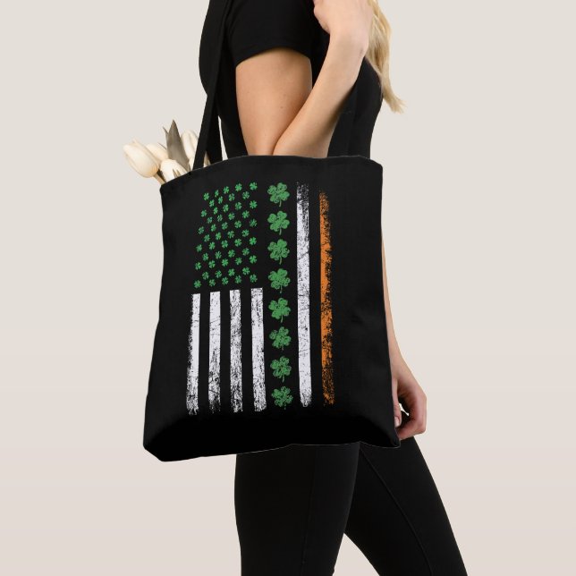 Amerikanische Flagge mit Kleeblättern St Patricks  (Von Nahem)