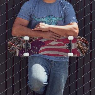 Amerikanische Flagge und Feuerwerke Skateboard
