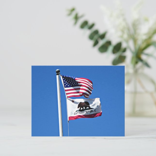 Amerikanische Flagge und Flagge Kaliforniens Postkarte (Stehend Vorderseite)