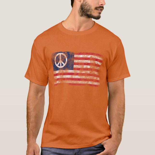 Amerikanische Flagge und Friedenssymbol gestört De T-Shirt (Vorderseite)
