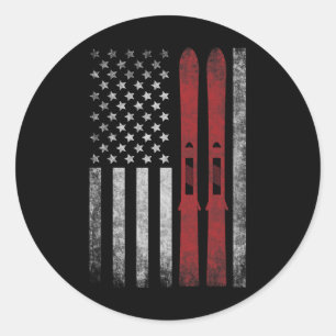 Amerikanische Flagge und Skier. Skisport Winterspo Runder Aufkleber