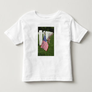 Amerikanische Flaggen auf den Gräbern amerikanisch Kleinkind T-shirt