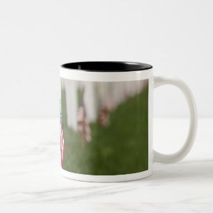 Amerikanische Flaggen auf den Gräbern amerikanisch Zweifarbige Tasse