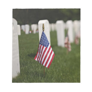 Amerikanische Flaggen auf Gräbern der Notizblock