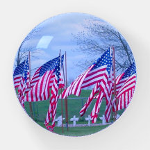 Amerikanische Flaggen und weiße Kreuze