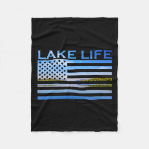Amerikanische Flaggenpatrone, die am See fischen Fleecedecke