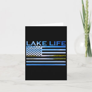 Amerikanische Flaggenpatrone, die am See fischen Karte