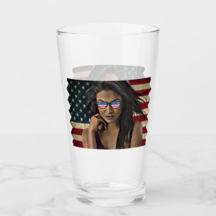 Amerikanische Frau beklagte amerikanische Flagge Glas