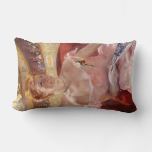 Amerikanische Frau mit Perlenschmuck und rosa Klei Lendenkissen