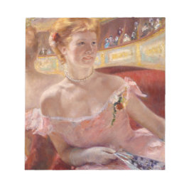 Amerikanische Frau mit Perlenschmuck und rosa Klei Notizblock