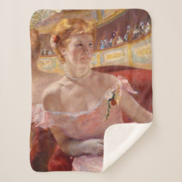 Amerikanische Frau mit Perlenschmuck und rosa Klei Sherpadecke