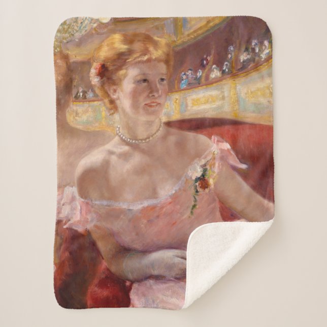 Amerikanische Frau mit Perlenschmuck und rosa Klei Sherpadecke (Vorderseite)