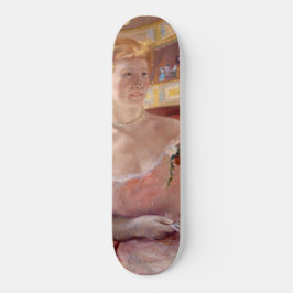 Amerikanische Frau mit Perlenschmuck und rosa Klei Skateboard