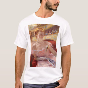 Amerikanische Frau mit Perlenschmuck und rosa Klei T-Shirt