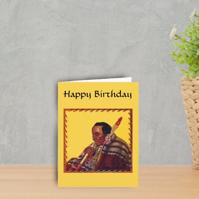 Amerikanische Kriegerfriedenspipe zum Geburtstag Karte (Native American male peace pipe stitched border on yellow happy Birthday greeting card.)