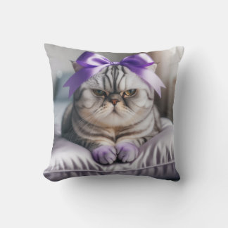 Amerikanische Kurzhaar Katze mit einer Schleife Kissen