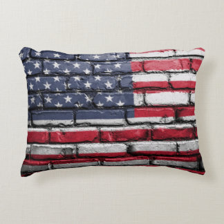 Amerikanische Patriotische US-Flagge an der Mauer Dekokissen