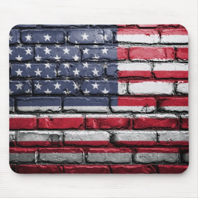 Amerikanische Patriotische US-Flagge an der Mauer Mousepad (Vorne)