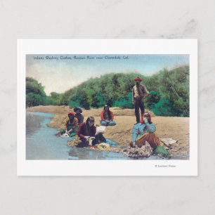Amerikanische Ureinwohner waschen Kleidung im russ Postkarte