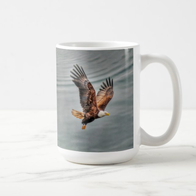 Amerikanischer Adler, der über den Ozean fliegt Kaffeetasse (Rechts)