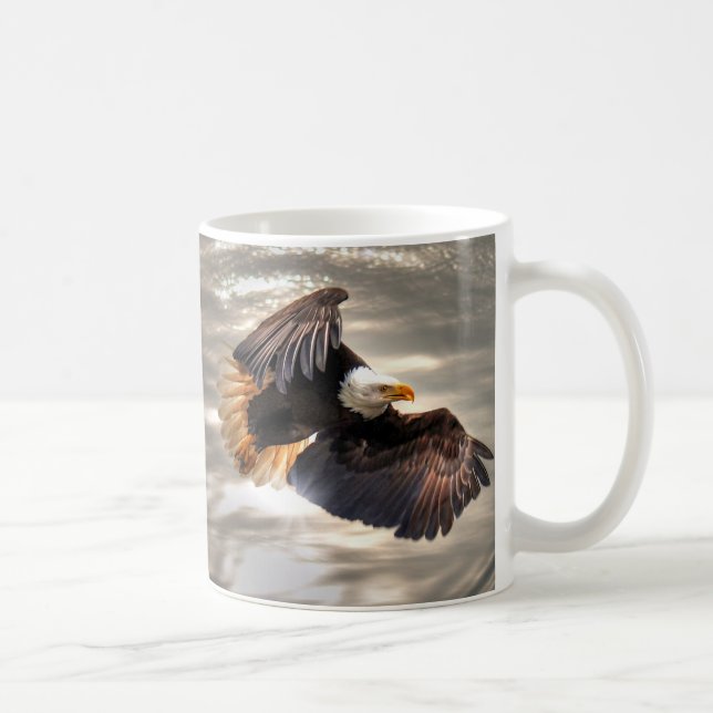 Amerikanischer Adler, der über den Ozean fliegt Kaffeetasse (Rechts)