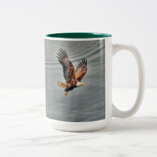 Amerikanischer Adler, der über den Ozean fliegt Zweifarbige Tasse