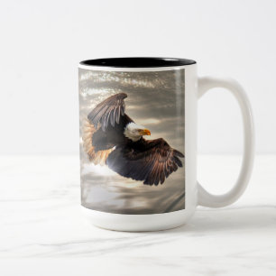Amerikanischer Adler, der über den Ozean fliegt Zweifarbige Tasse