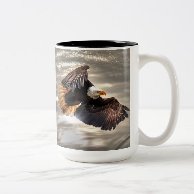 Amerikanischer Adler, der über den Ozean fliegt Zweifarbige Tasse (Rechts)
