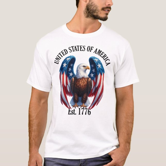 Amerikanischer Adler mit Flaggenflügel im Osten. 1 T-Shirt (Vorderseite)